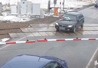 Бегал од полицијата, па за малку ќе загинел (ВИДЕО)