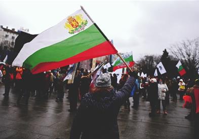 Бугарија предизборно ги попушти мерките, интензивните одделенија преполни