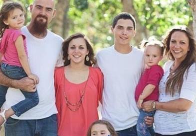 Родители на пет деца загинале во бизарна несреќа, додека го прославувале роденденот на мајката 