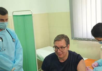 Видео: Српскиот претседател Александар Вучиќ се вакцинираше против ковид