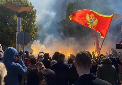 Хаос пред зградата на Владата во Црна Гора:Димни бомби, факели и повици за оставка (ВИДЕО)