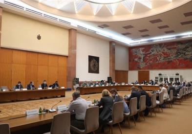 Од понеделник во Србија се отвораат трговските центри, децата се враќаат во училиште