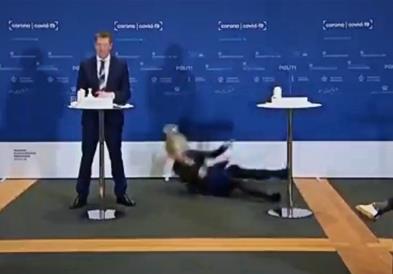 Шефицата на данската Агенција за лекови се онесвести среде прес конференција (ВИДЕО)