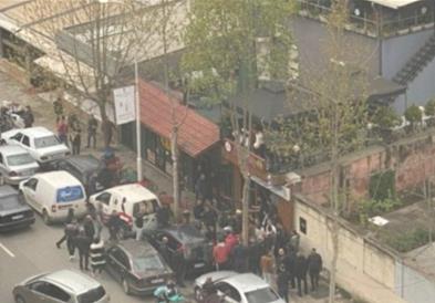 Напад со нож во џамија во Тирана, петмина повредени (ВИДЕО)