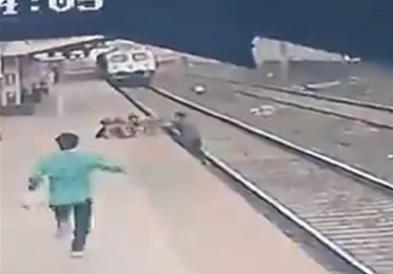 Железничар во последен момент спасува дете пред брз воз (ВИДЕО)