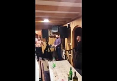 Момче со митралез влетало на корона забава во БиХ и почнал да пука (ВИДЕО)