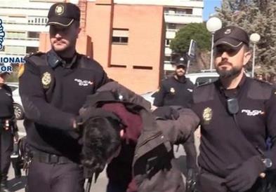 Млад човек од Шпанија си ја убил мајка си и ја јадел, заедно со кучето (ВИДЕО)