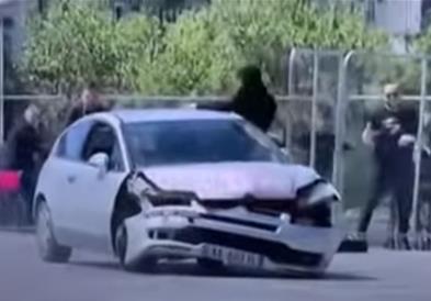 Видео: Автомобил влета меѓу луѓе на плоштад во Тирана