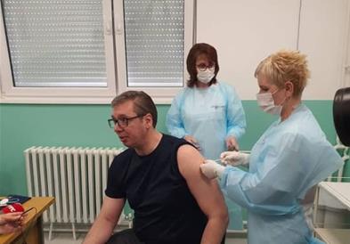 Видео: Вучиќ ја прими втората доза од вакцината против Ковид-19