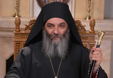 Владиката Партениј доби на дар архијерејска енколпија со распетието Христово