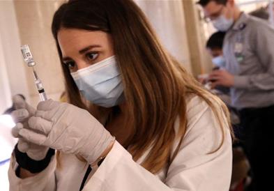 Британска студија: Првата доза на вакцината го намалува преносот на заразата во домаќинствата