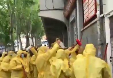 Хит видео: Шпански навивачи дезинфицираа стадион поради присуство на политичари