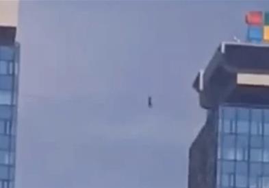 Маж оди по жица меѓу две висококатници во Сараево (ВИДЕО)