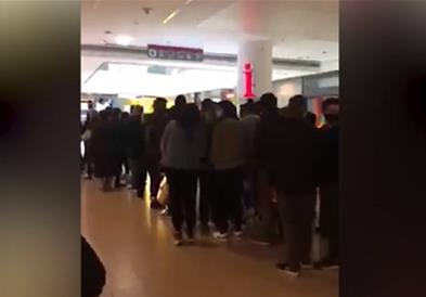 Невиден метеж во трговски центар во Белград- со вакцини се делат бонови и пари (ВИДЕО)