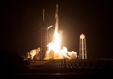 SpaceX од петти обид успеа да ја приземји ракетата (ВИДЕО)