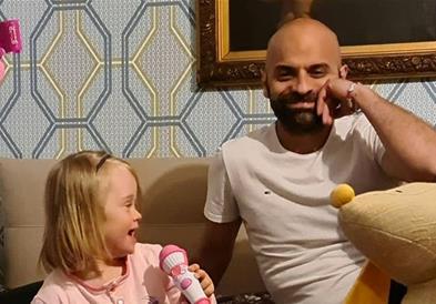 Посвоил девојче со Даунов синдром, кое го одбиле 20 семејства (ФОТО)