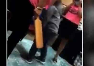 Видео: Страшно-директорка со дрвена палка тепа ученичка