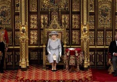 Кралицата Елизабета II седеше сама во Парламентот, го нема престолот на принцот Филип (ФОТО)