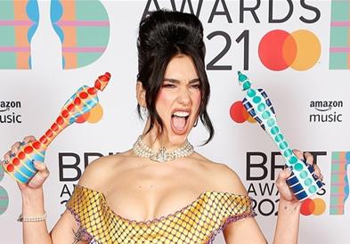 Brit Awards пред публика: Дуа Липа со две награди,Тејлор Свифт влезе во историјата (ВИДЕО)