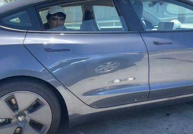 Се пофалил дека вози Тесла од задното седиште,завршил во затвор, а потоа си купил нова (ВИДЕО)