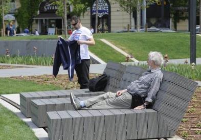 Бројот на новозаразени во Србија значително опаѓа, се олеснуваат мерките