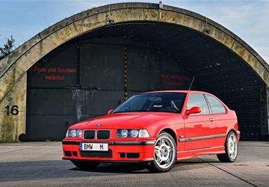 „BMW“ го покажа единствениот фабрички „E36 M3 Compact“ модел