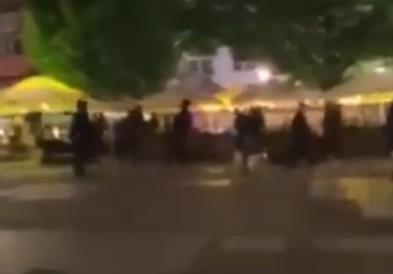 Видео: Хулиганска пресметка, нападнати навивачите на Манчестер Јунајтед.