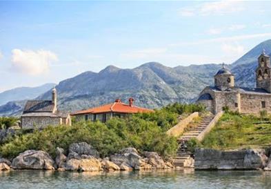 Македонска двојка осомничена за серија кражби во цркви во Црна Гора и Хрватска