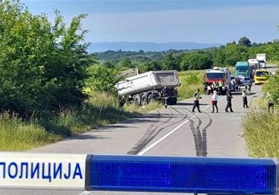 Четворица загинати во тешка сообраќајна несреќа во Србија (ВИДЕО)