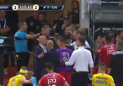 Хаос во израелското финале: Судијата го извлече подебелиот крај (ВИДЕО)