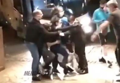Навивач сакал да се поздрави со Нејмар, па се лизнал и го повредил (ВИДЕО)
