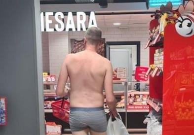 Фото: Човек во Белград влегол во продавница само по долна облека