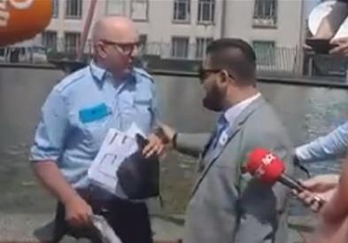 Инцидент во Хаг, маж дошол со транспарент за поддршка на Младиќ (ВИДЕО)