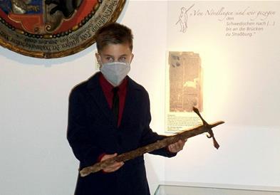 Дете во шума случајно пронашло историски меч од 17. век 