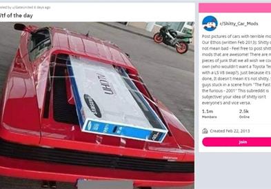 Сопственик на Ферари го користи болидот за транспорт на огромен телевизор 