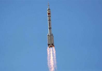 Кина го лансира вселенското летало „Шенжу-12", со тричлен екипаж