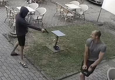 Видео: Уапсен маскираниот и вооружен напаѓач од Чачак,кој пукал во маж пред кафуле
