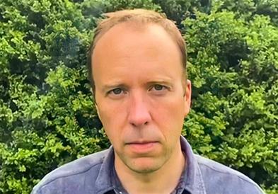 Оставката на британскиот министер е хит на Твитер, го споредуваат со Хомер (ВИДЕО)
