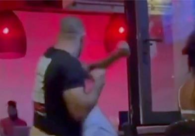 ММА борач нокаутира пијан гостин во бар (ВИДЕО)