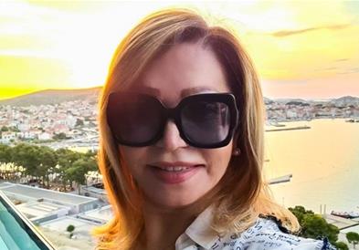 Неда Украден на 70 години позира во фустан со висок шлиц (ФОТО)