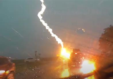 Видео: Гром удри во автомобил