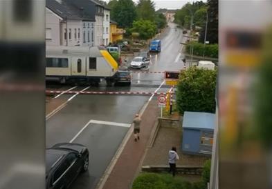 Видео: Автомобил се заглави на пруга и го прегази воз