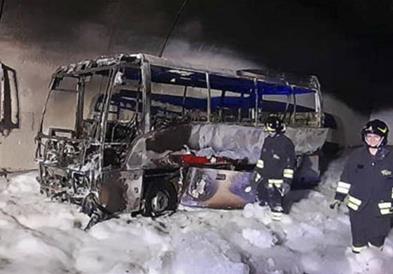 Возач од Италија спасил 25 деца од запален автобус (ФОТО)