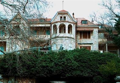 Илјадници шишиња со скапи вина се откриени во кралската палата во Грција 