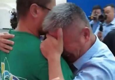 Го пронашол синот по 24 години, ја потрошил цела заштеда за да го најде и конечно се заедно