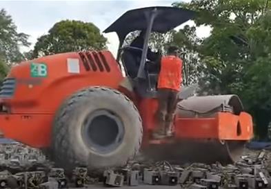 Видео: Со валјак уништени над  1.000 „копачи“ на Биткоин во Малезија