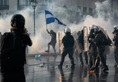 Видео: Солзавец и водени топови на протестот во Атина против вакцините