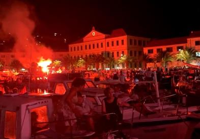 Со спектакл фановите ја одбележаа годишнината од смртта на Оливер Драгојевиќ (ВИДЕО)