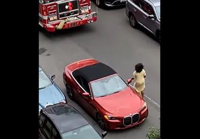 Со БМВ блокирала противпожарно возило, па добила лекција (ВИДЕО)