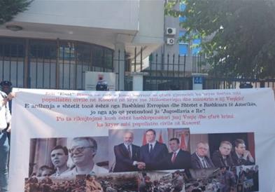 Протест против иницијативата „Отворен Балкан” пред албанската амбасада во Приштина